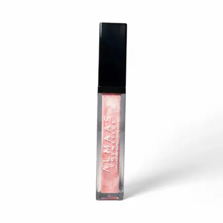 צינור מלבני בגוון ורוד מטאלי מבריק, גוון 105, עם ברק עדין ומכסה שחור. על הצינור השקוף מופיעה הכיתוב "ALLMAAS COSMETICS" באותיות גדולות לבנות. הרקע לבן חלק. | אלמאס קוסמטיקה – מתנה מושלמת של טיפוח ויוקרה