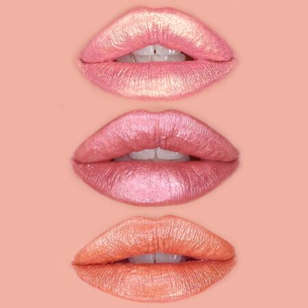 על רקע אפרסק, שלוש זוגות שפתיים עטורות בגוונים מטאליים מתוך מארז מטאלי מיוחד: למעלה — ורוד ורדרד עם נגיעות זהב, באמצע — ורוד בהיר עם ברק כסוף, למטה — אפרסק-כתום עם ברק זהוב. | אלמאס קוסמטיקה – מתנה מושלמת של טיפוח ויוקרה