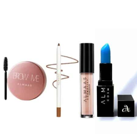 ערכת GO TO מבית ALMAAS, הכוללת מברשת לגבות, עיפרון גבות חום, קופסת פודרה לגבות בצבע ורוד, קונסילר נוזלי בגוון ניוד ושפתון כחול בוהק בשפופרת שחורה, מסודרת בשורה על רקע לבן. | אלמאס קוסמטיקה – מתנה מושלמת של טיפוח ויוקרה